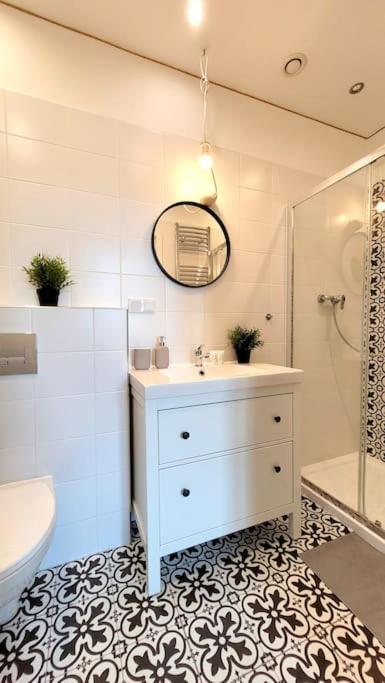 Wild & Huge Comfy 5 Min To Main Square Apartment *