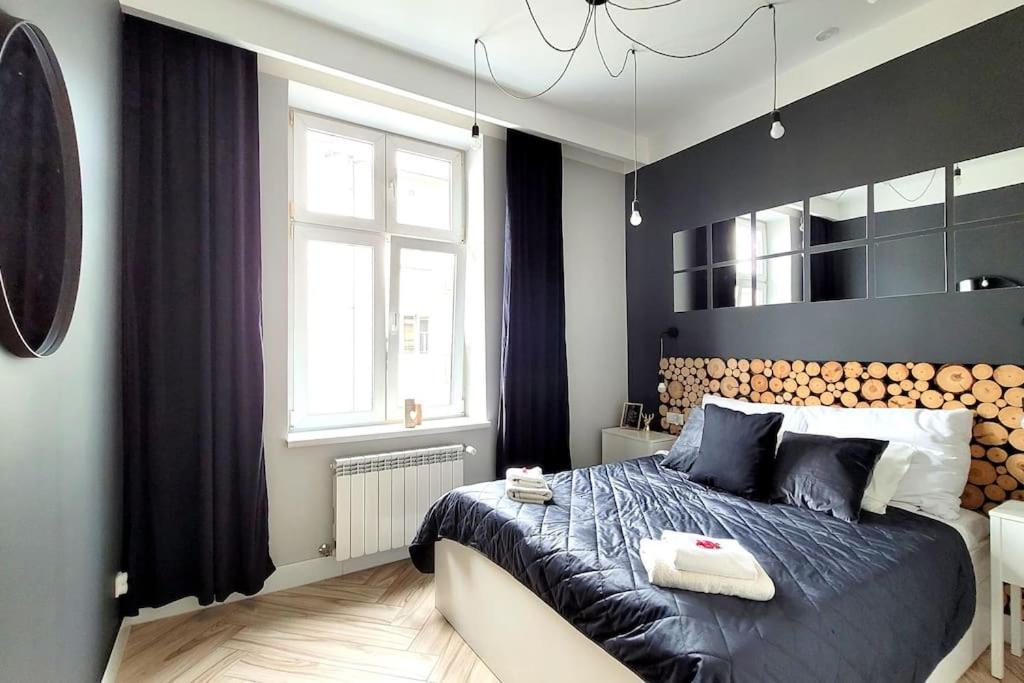 Wild & Huge Comfy 5 Min To Main Square Apartment