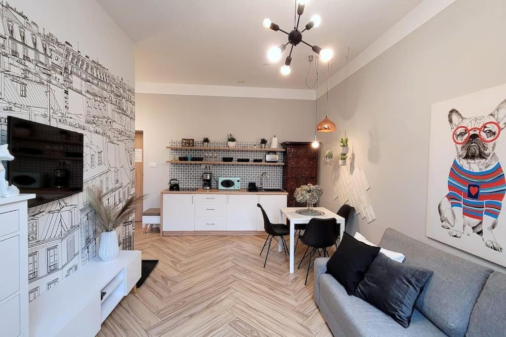 Wild & Huge Comfy 5 Min To Main Square Apartment *