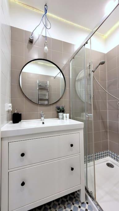 Wild & Huge Comfy 5 Min To Main Square Apartment *