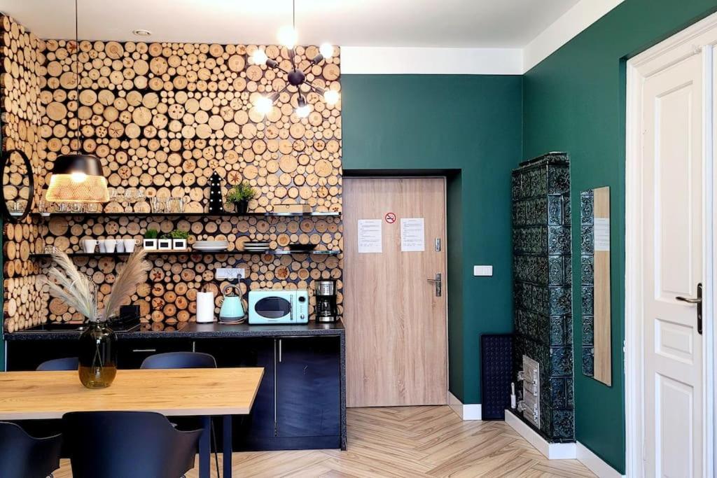 Wild & Huge Comfy 5 Min To Main Square Apartment *